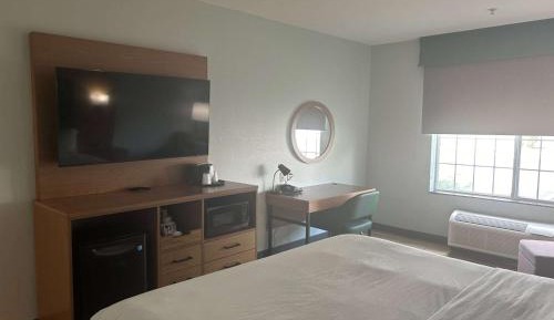 King Room with Mobility Access and Bathtub with Grab Bars, Non-Smoking