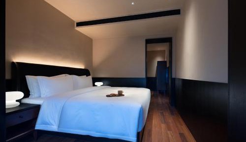 Superior Bathtub Suite