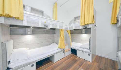 Bed in 6-Bed Male Dormitory Room - Bathroom