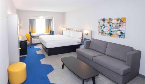 King Suite with Roll-In Shower - Mobility/Hearing Accessible/Non-Smoking