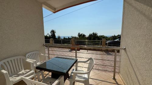 Two-Bedroom Apartment with Sea View (6 Adults)