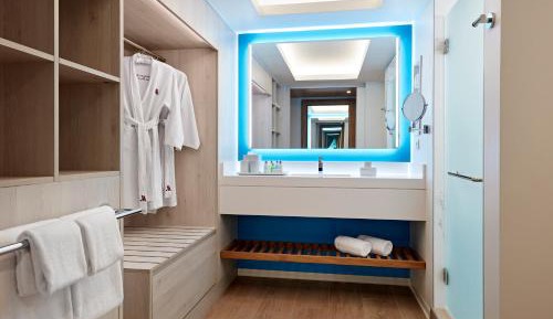 Ocean Front, Guest room, 2 Queen, Ocean facing view, Balcony