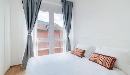 One-Bedroom Apartment with View
