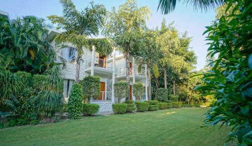 Tropical Designer Cottage With Balcony
