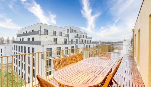 Four-Bedroom Apartment with Lake View