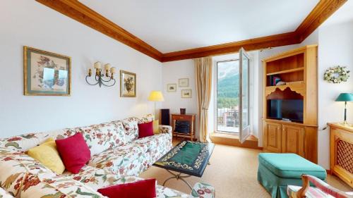 Apartment with Mountain View