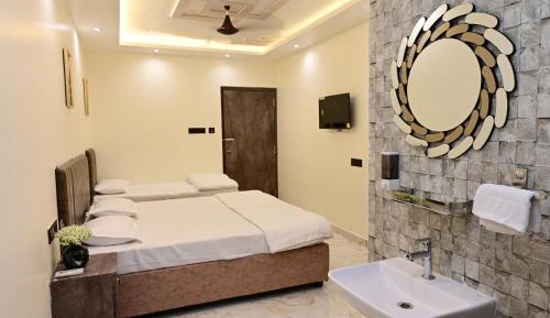 Deluxe Double Room (2 Adults + 1 Child)