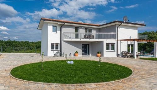Villa with Garden View