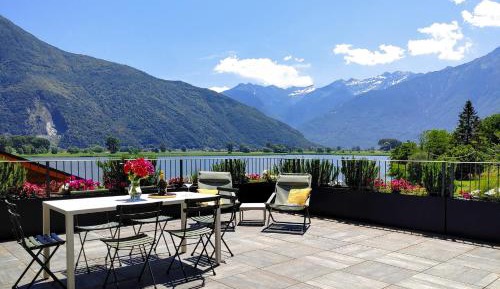 Apartment with Lake View