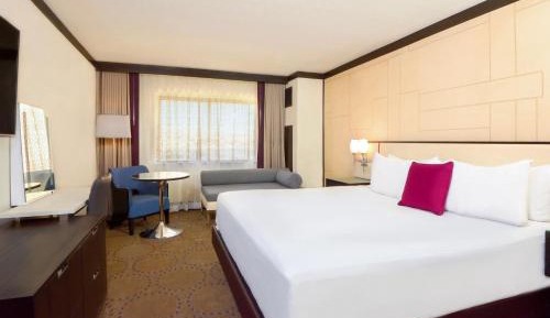 South Tower | Premium | 1 King | Non Smoking