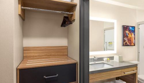 Studio King Room with Roll In Shower - Mobility/Communications Accessible