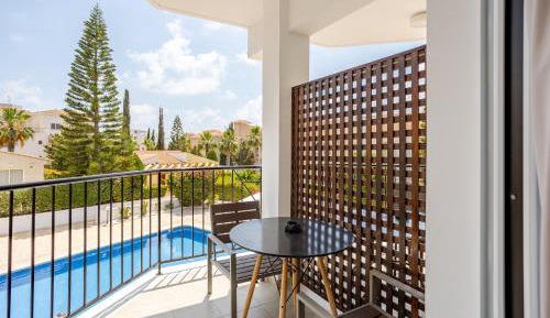 Apartment with Pool View 