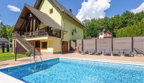 Three-Bedroom Holiday Home 