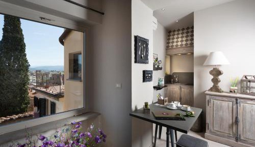 Deluxe One-Bedroom Apartment with View 