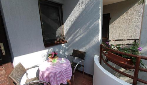 One-Bedroom Apartment with Balcony