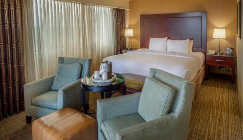 Corner King Room with Balcony - Non-Smoking