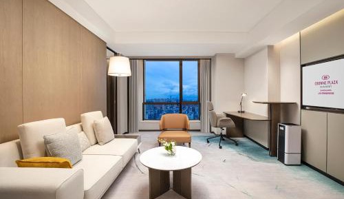 One-Bedroom King Suite with Living and Study Area