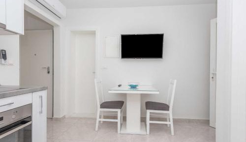 Apartment with Mountain View