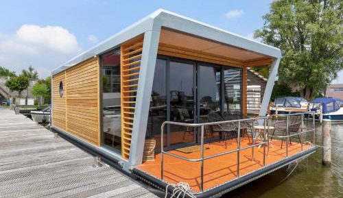Apartment with Lake View