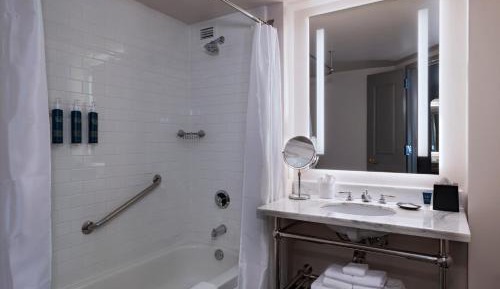 King Room with Adapted Tub - Mobility and Hearing Accessible