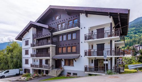 Apartment with Mountain View