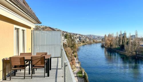 Apartment with Mountain View