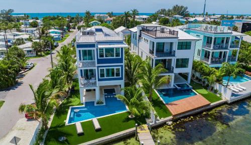 Eight-Bedroom Holiday Home