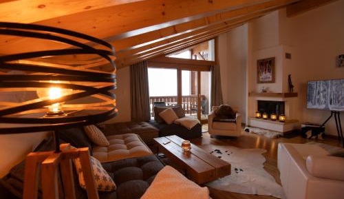 Three-Bedroom Apartment with Mountain View
