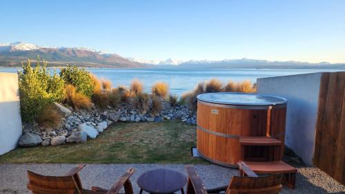 Deluxe King Suite with Courtyard and Lake View