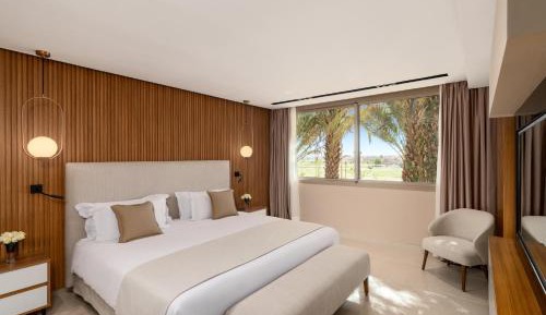 Premium Suite, King Size Bed with Garden View