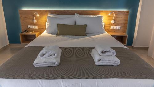 Double or Twin Room with Partial Sea View