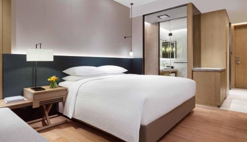 Deluxe, Guest room, 1 King, City view