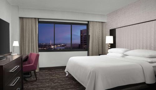 One-Bedroom King Suite with Washington Monument View