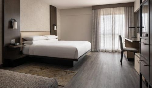 King Room with Adapted Tub - Mobility and Hearing Accessible