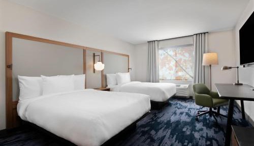 Queen Room with Two Queen Beds and Adapted Tub - Mobility Accessible