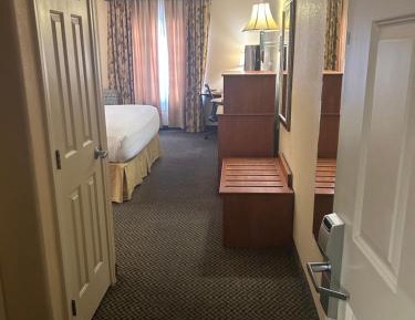 King Room with Roll In Shower - Non-Smoking