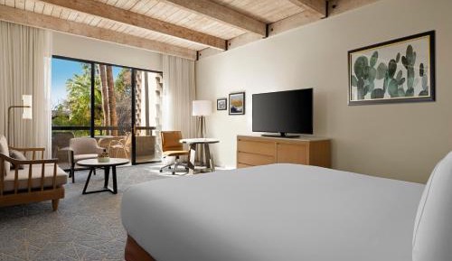 King Room with Patio or Balcony and Courtyard View