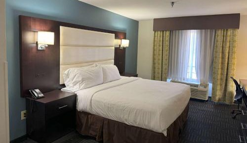 Deluxe King Room - Non-Smoking