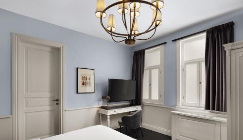 Standard Windowless Queen Room