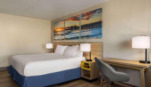 1 King Bed – Non-Smoking