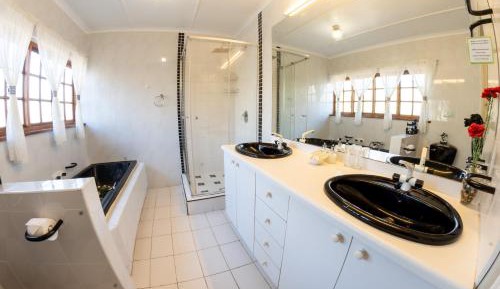 Deluxe Room (2 Adults + 1 Child)