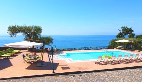 Deluxe One-Bedroom Apartment with Ocean View