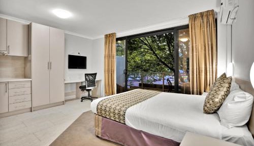 Lygon Front Suite