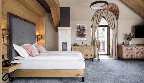 Suite with Mountain View