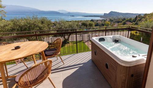 Deluxe Two-Bedroom Apartment with Jacuzzi and Lake View