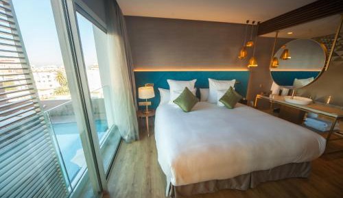 Deluxe Pool View Room 