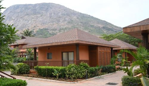 Bungalow with Balcony and Courtyard View