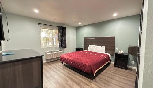 King Room with Bath Tub - Mobility/Hearing Accessible - Non-Smoking