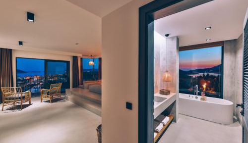 Deluxe Suite with Spa Bath