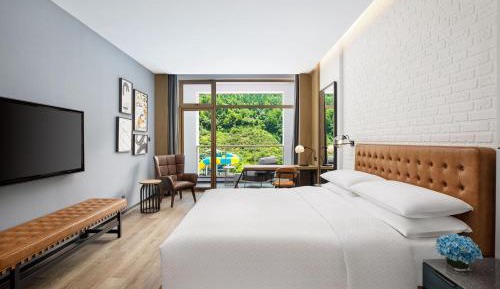 Deluxe King Room with Balcony and Mountain View
